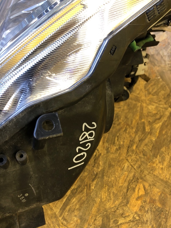 Фара правая TOYOTA PRIUS PLUS 11-14 Фара правая TOYOTA PRIUS PLUS 11-14