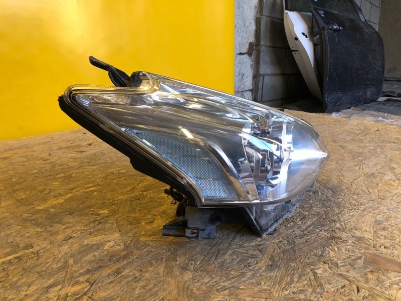 Фара правая PRIUS PLUS 11-14 Фара правая PRIUS PLUS 11-14