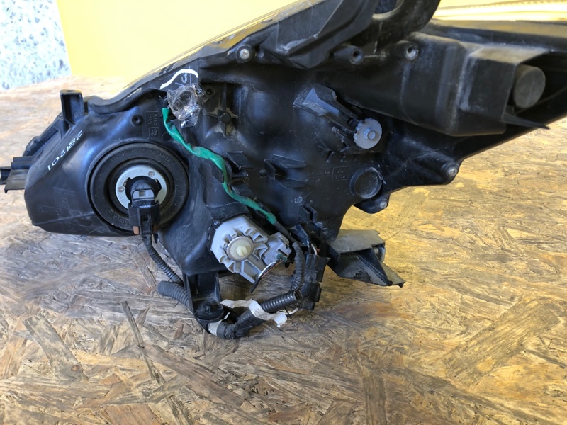 Фара правая PRIUS PLUS 11-14 Фара правая PRIUS PLUS 11-14