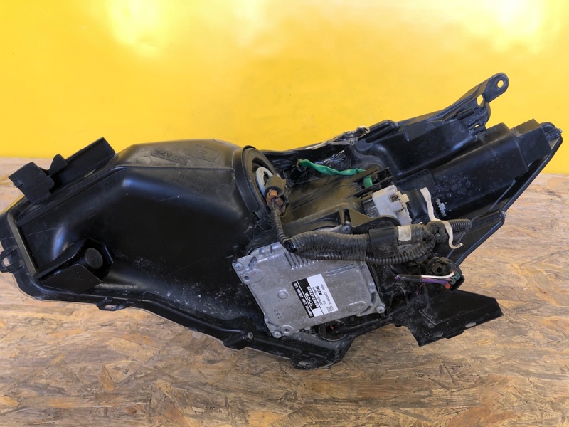 Фара правая PRIUS PLUS 11-14 Фара правая PRIUS PLUS 11-14