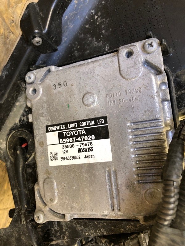 Фара правая PRIUS PLUS 11-14 Фара правая PRIUS PLUS 11-14