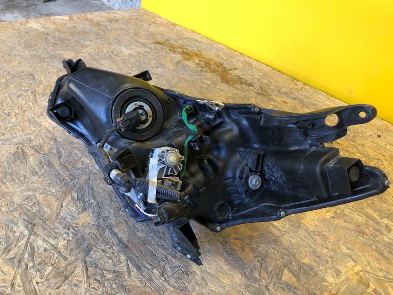 Фара правая PRIUS PLUS 11-14 Фара правая PRIUS PLUS 11-14