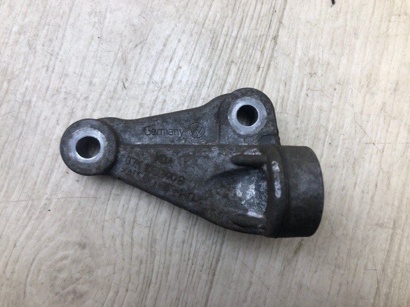 Запчасть кронштейн двигателя VOLKSWAGEN JETTA USA 10-17 2011 Седан CBTA 2.5L 07K 103 390 B Б/У Кронштейн двигателя VOLKSWAGEN JETTA USA 10-17 2011 Седан CBTA 2.5L 07K 103 390 B Б/У