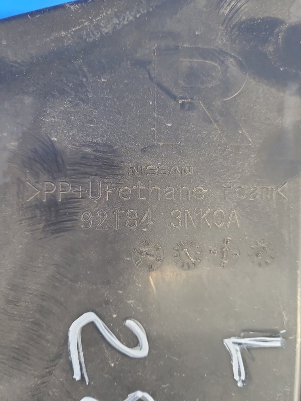 Дефлектор радиатора правый LEAF 10-17