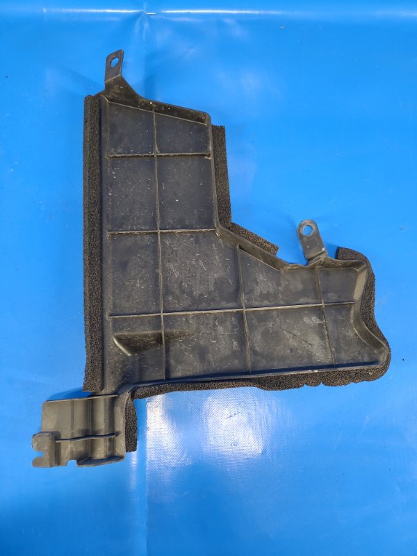 Дефлектор радиатора правый NISSAN LEAF 10-17