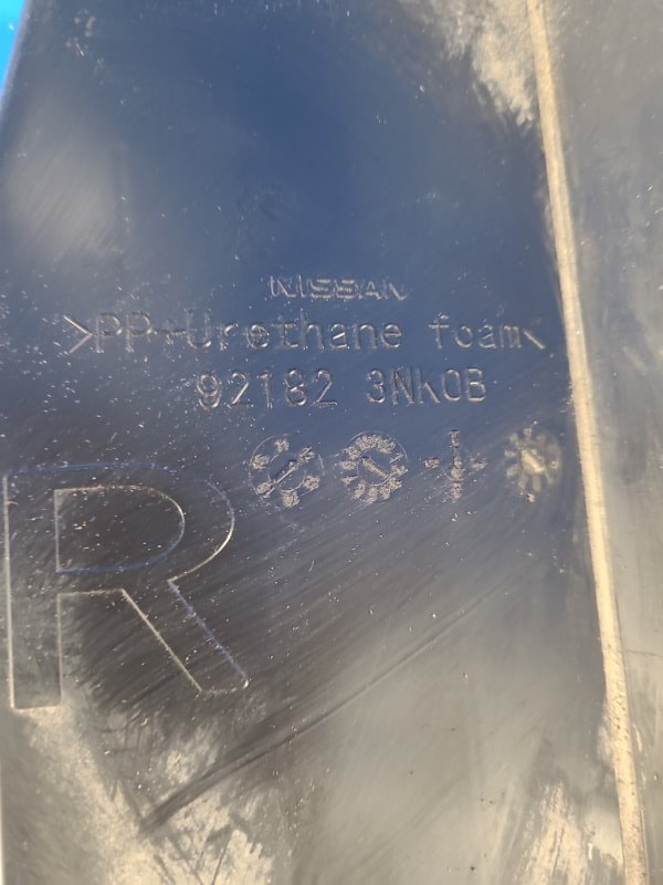 Дефлектор радиатора правый LEAF 10-17