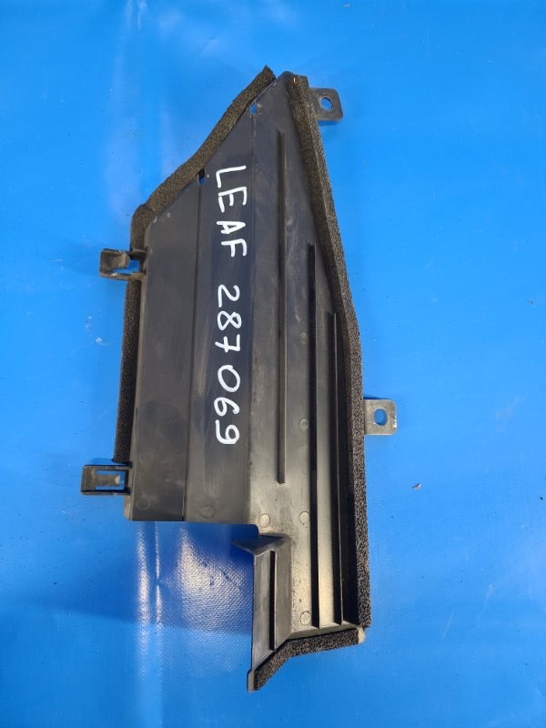 Дефлектор радиатора правый NISSAN LEAF 10-17