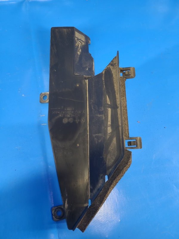 Дефлектор радиатора левый NISSAN LEAF 10-17 92182-3NK0A Б/У
