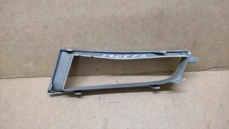 Накладка противотуманной фары передняя правая 3 BK 03-08 2008 Седан 2.0 Накладка противотуманной фары передняя правая 3 BK 03-08 2008 Седан 2.0