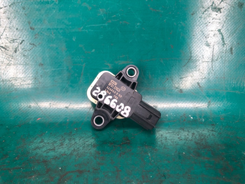 Запчасть датчик удара передний левый MAZDA 3 BL 09-13 2012 2.0 LF BFD1-57-KC0 Б/У Датчик удара передний левый MAZDA 3 BL 09-13 2012 2.0 LF BFD1-57-KC0 Б/У