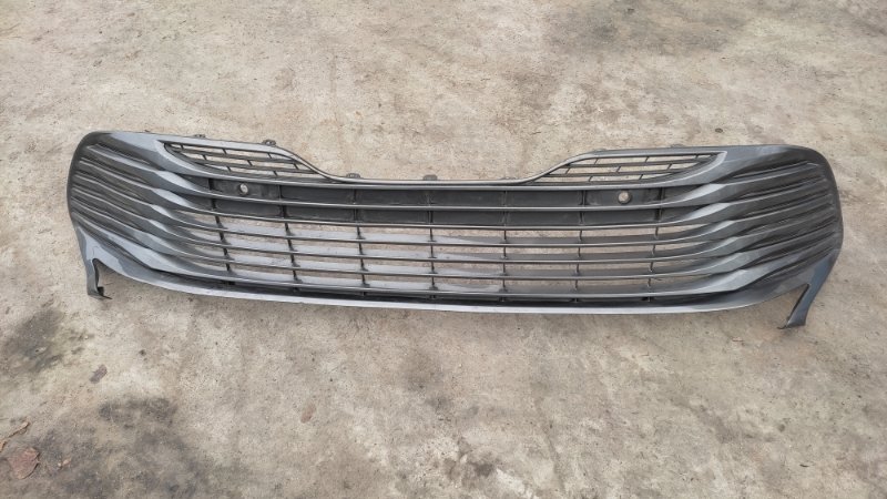 Решетка переднего бампера TOYOTA CAMRY 70 17- 53102-06240 Б/У
