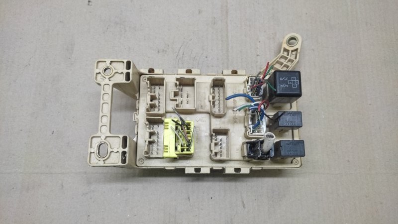Блок предохранителей салон RX300 98-03 2000 3.0 1MZFE Блок предохранителей салон RX300 98-03 2000 3.0 1MZFE