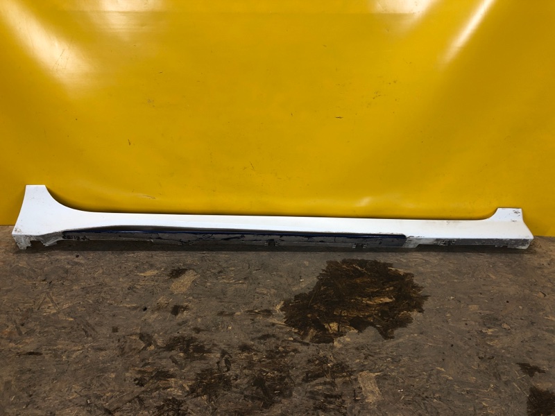 Накладка порога наружная правая NISSAN LEAF 18- 76852-5SA0A Б/У