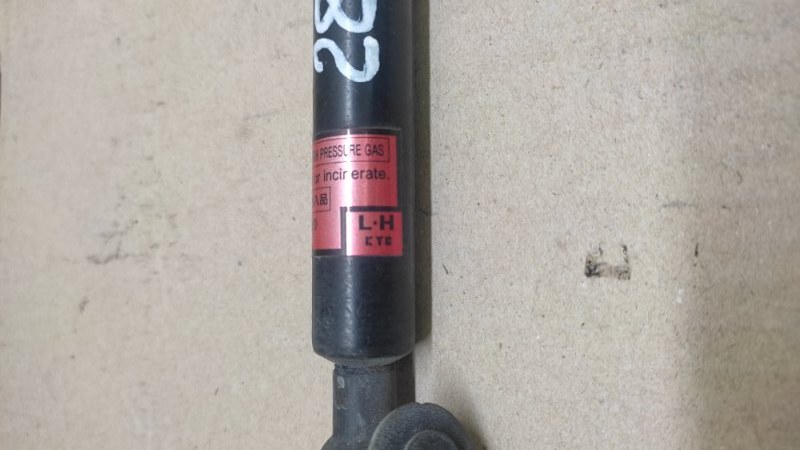 Амортизатор капота левый RX300 98-03 2000 3.0 1MZFE