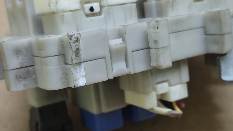 Блок предохранителей салон INFINITI FX S50 03-08 3.5 VQ35DE Блок предохранителей салон INFINITI FX S50 03-08 3.5 VQ35DE