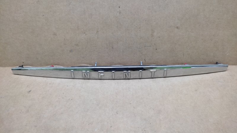 Накладка крышки багажника INFINITI FX S50 03-08 2005 3.5 VQ35DE 90810-CL70A Б/У