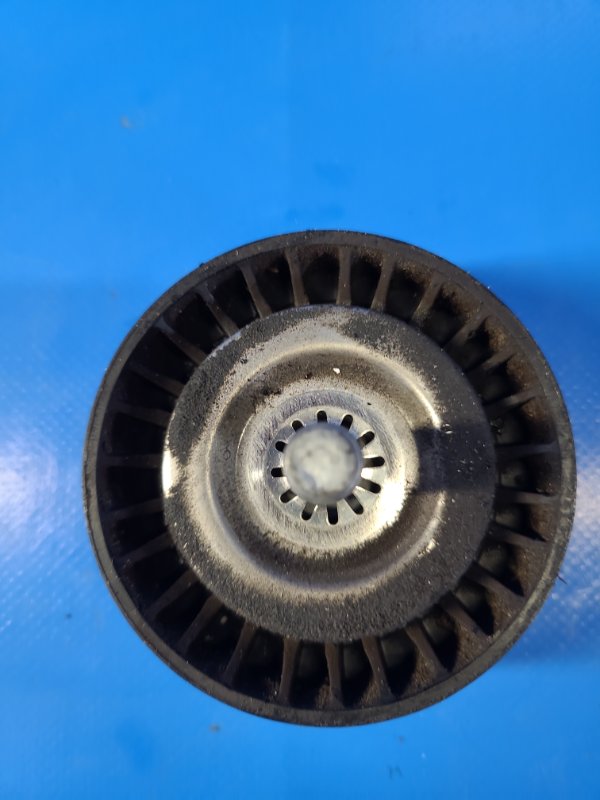 Ролик обводной навесного оборудования TOYOTA PRIUS - 30 09-17 Б/У