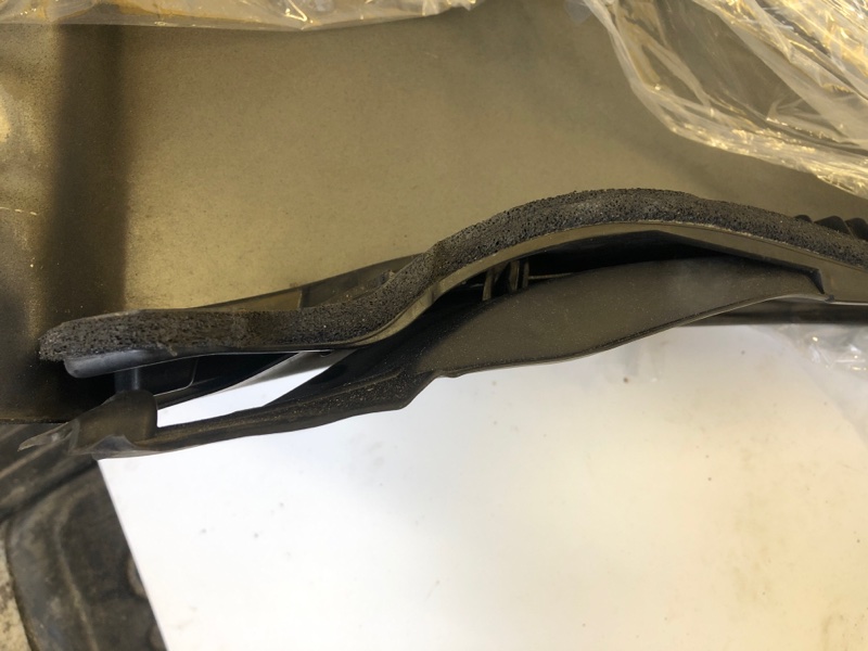 Пыльник крыла передний правый LS500 18-