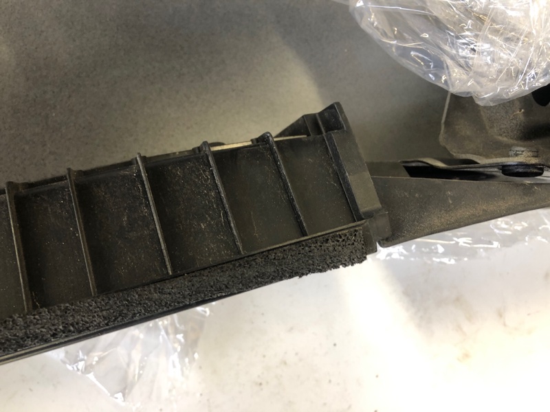 Пыльник крыла передний правый LS500 18-