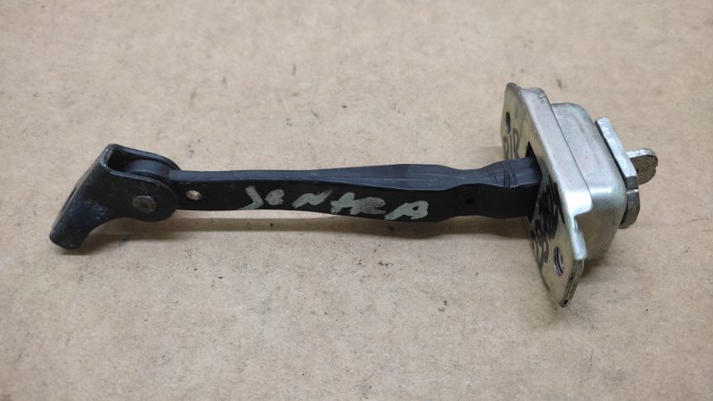 Ограничитель двери задний правый SENTRA B17 12-21 2013 1.8 MRA8DE Ограничитель двери задний правый SENTRA B17 12-21 2013 1.8 MRA8DE