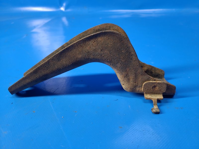 Кронштейн подножки левый TOYOTA LAND CRUISER 200 08-21 Кронштейн подножки левый TOYOTA LAND CRUISER 200 08-21