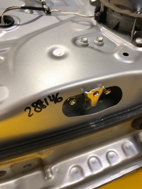 Запчасть ограничитель двери передний правый TOYOTA RAV4 18- 68610-42060 Б/У Ограничитель двери передний правый TOYOTA RAV4 18- 68610-42060 Б/У