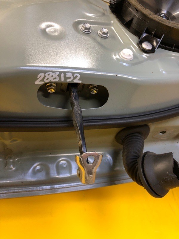 Запчасть ограничитель двери передний правый TOYOTA RAV4 18- 68610-42060 Б/У Ограничитель двери передний правый TOYOTA RAV4 18- 68610-42060 Б/У