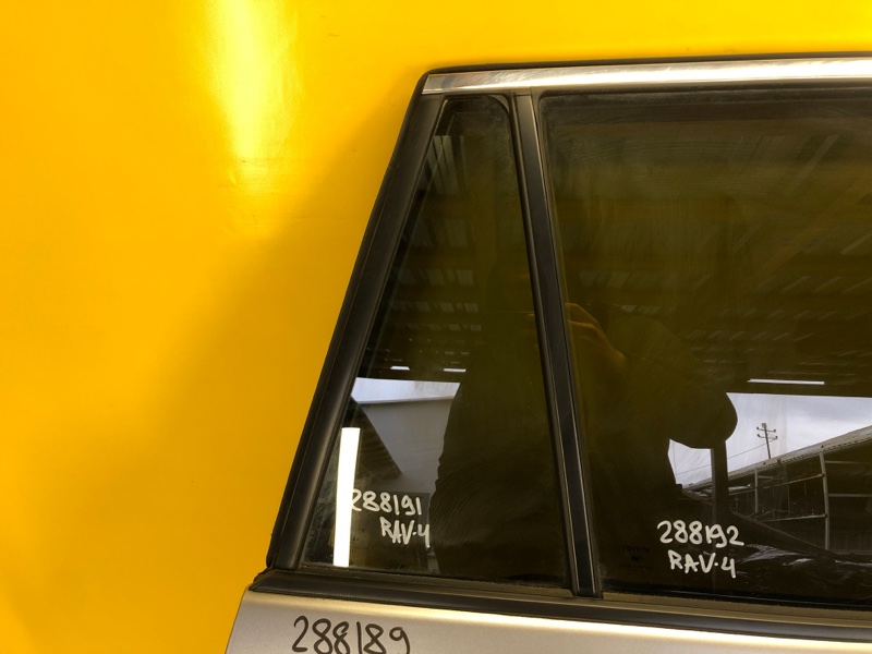 Запчасть стекло двери глухое заднее правое TOYOTA RAV4 18- 68123-42190 Б/У Стекло двери глухое заднее правое TOYOTA RAV4 18- 68123-42190 Б/У