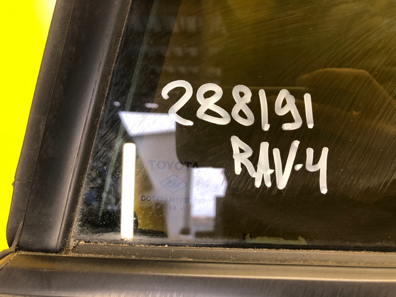 Стекло двери глухое заднее правое RAV4 18- Стекло двери глухое заднее правое RAV4 18-