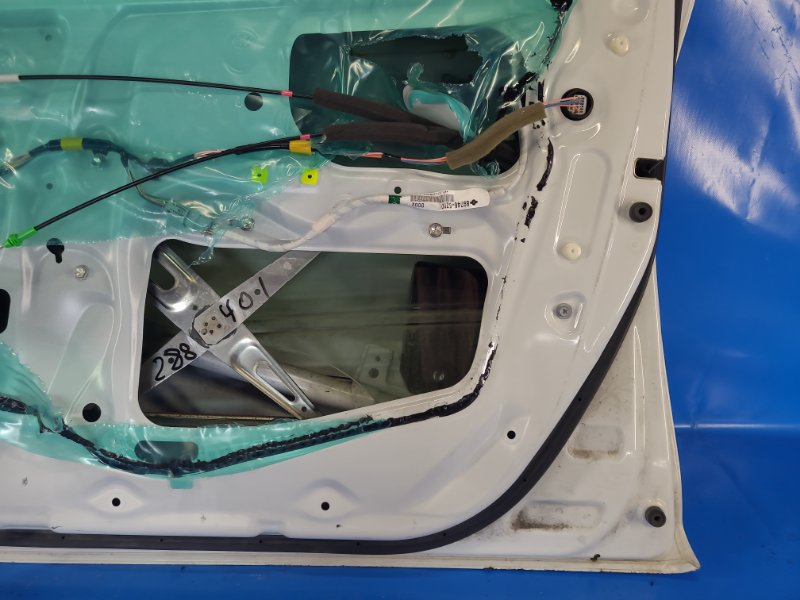 Дверь передняя правая YARIS 05–11