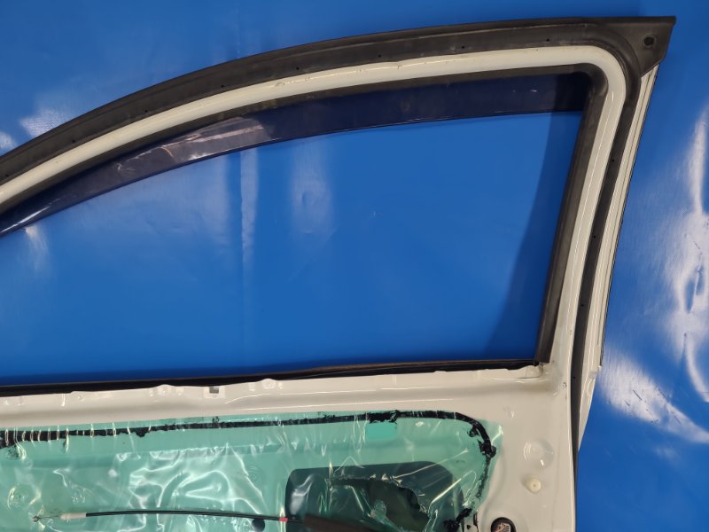 Дверь передняя правая YARIS 05–11