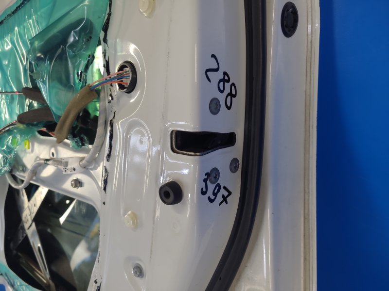 Дверь передняя правая YARIS 05–11