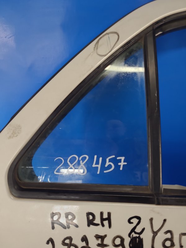 Стекло двери глухое заднее правое TOYOTA YARIS 05–11 Б/У