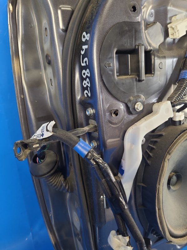 Ограничитель двери передний правый TOYOTA PRIUS PLUS 11-14 68610-47030 Б/У