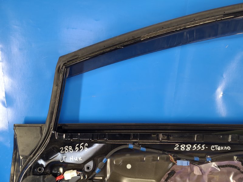 Дверь передняя правая PRIUS PLUS 11-14