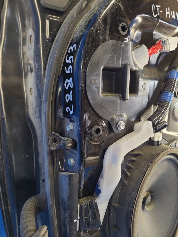 Ограничитель двери передний правый TOYOTA PRIUS PLUS 11-14 68610-47030 Б/У