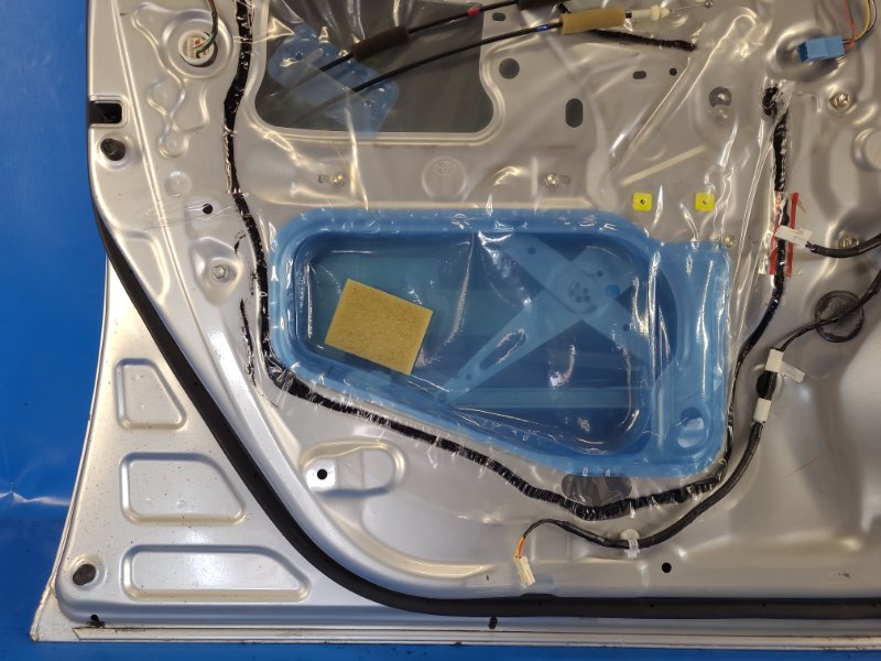 Дверь передняя левая PRIUS - 30 09-17