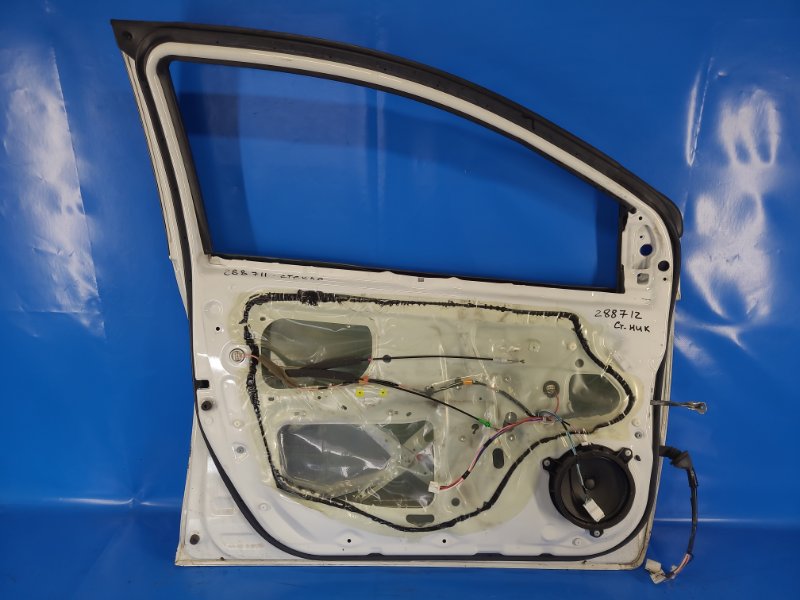 Дверь передняя левая YARIS 05–11