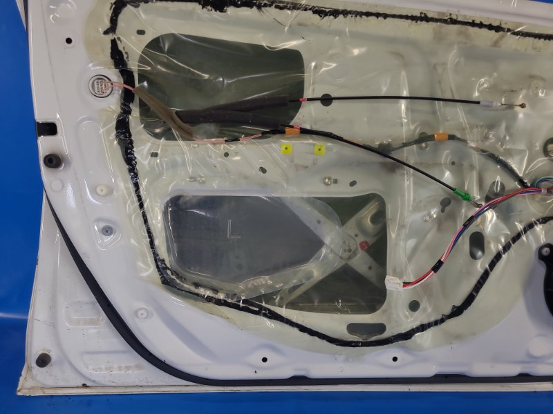 Дверь передняя левая YARIS 05–11