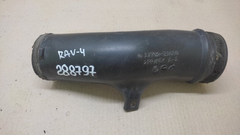 Патрубок воздушного фильтра TOYOTA RAV4 05-12 17752-31030 Б/У
