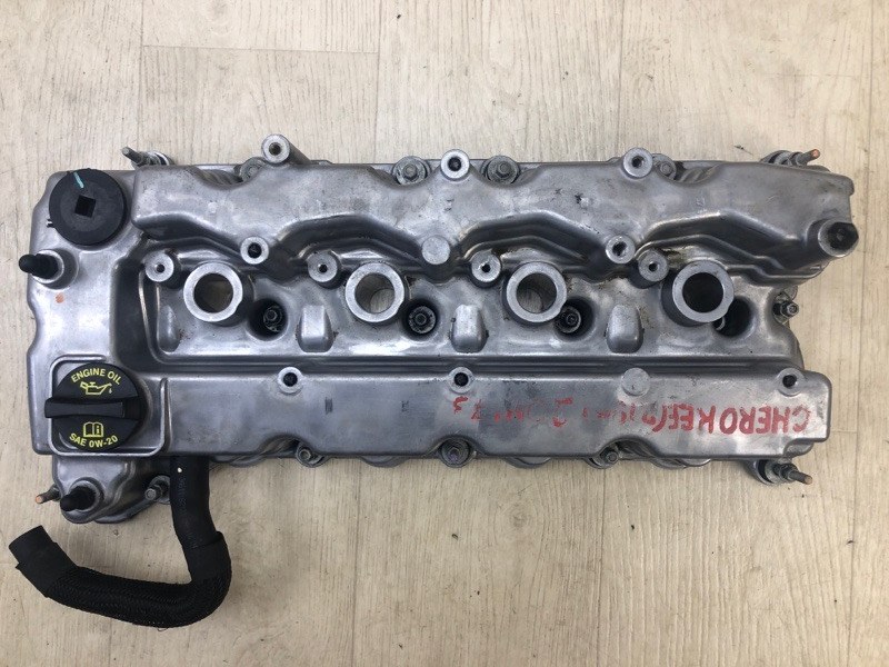 Запчасть крышка клапанная JEEP CHEROKEE 14- 2017 Wagon 2.4L I4 FI DOHC 16V NF4 5047517AL Б/У Крышка клапанная JEEP CHEROKEE 14- 2017 Wagon 2.4L I4 FI DOHC 16V NF4 5047517AL Б/У