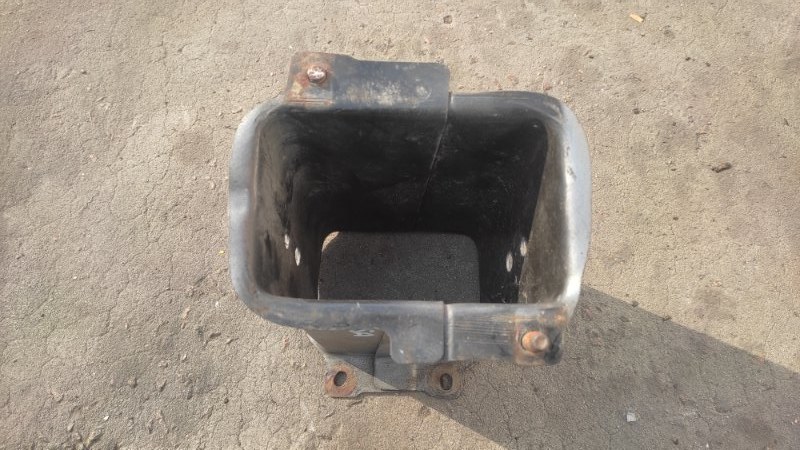 Кронштейн усилителя заднего бампера правый VERSA B17 11-19 2013 SEDAN 1.6 HR16DE