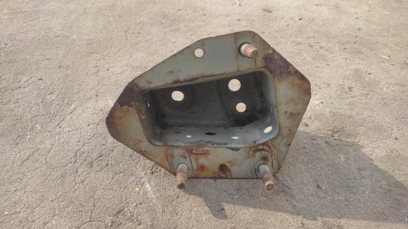 Кронштейн усилителя переднего бампера левый NISSAN VERSA B17 11-19 SEDAN 1.6 HR16DE