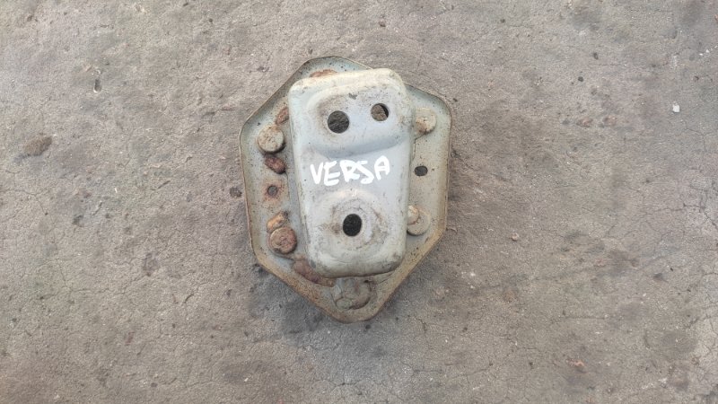 Кронштейн усилителя переднего бампера правый VERSA B17 11-19 2013 SEDAN 1.6 HR16DE