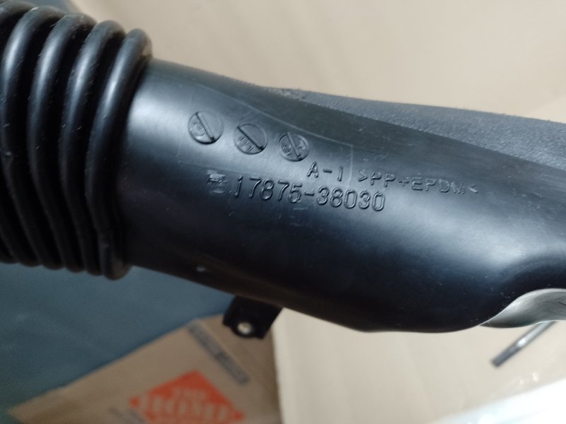 Патрубок воздушного фильтра LEXUS LS460 06-12 4.6