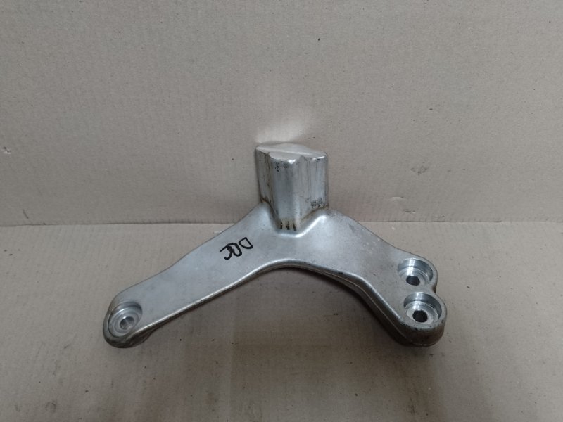 Кронштейн опоры двигателя VOLKSWAGEN PASSAT B7 11-15 2012 CBTA 2.5L 1J0 199 262 DA Б/У