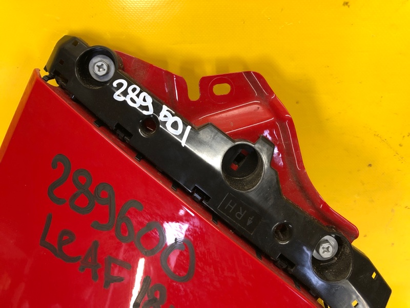 Кронштейн переднего бампера (на крыле) передний правый LEAF 18-