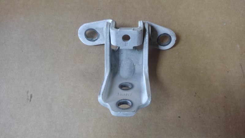 Запчасть петля двери верхняя передняя правая KIA SOUL PS 13-19 2015 PS 2.0 79320-2K000 Б/У Петля двери верхняя передняя правая KIA SOUL PS 13-19 2015 PS 2.0 79320-2K000 Б/У