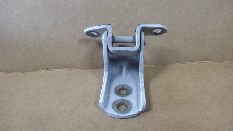 Петля двери верхняя передняя левая M35/M45 04-10