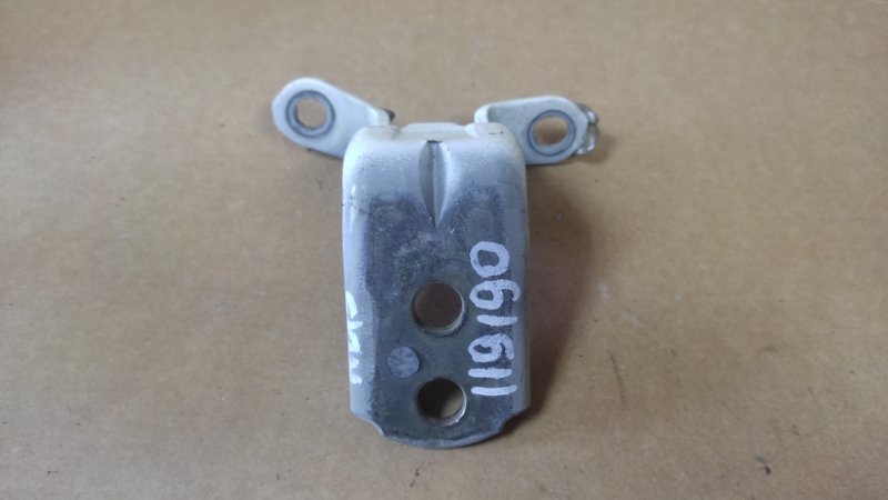 Петля двери нижняя передняя левая M35/M45 04-10